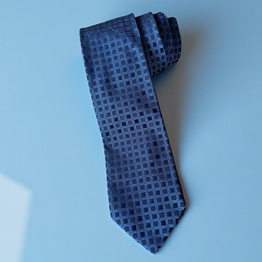 New! GUCCI Blue Geometric Pattern Silk Tie - Picture 2 of 16